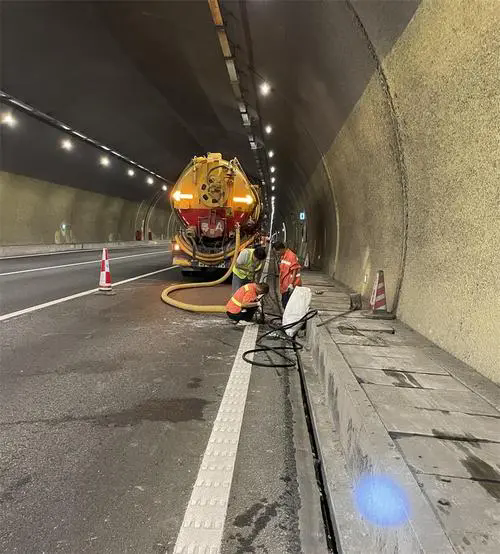 漾濞隧道排水渠清淤